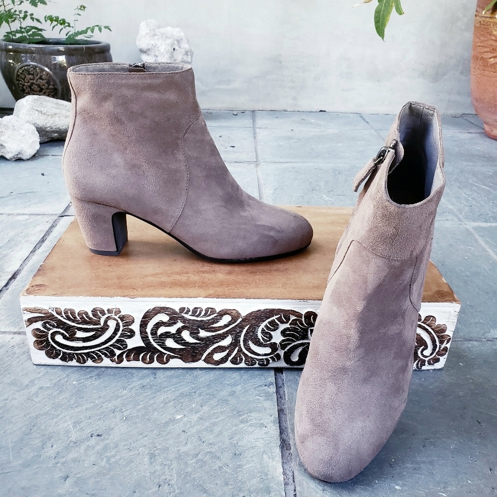 Elegant Chic Eileen Fisher Booties - Picture 2 of 8